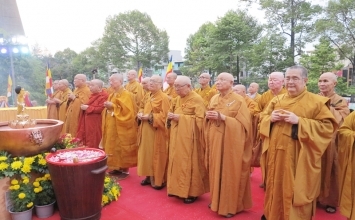 Tp. HCM: Hàng ngàn Tăng ni và Phật tử tham dự lễ rước kiệu Phật đản sinh